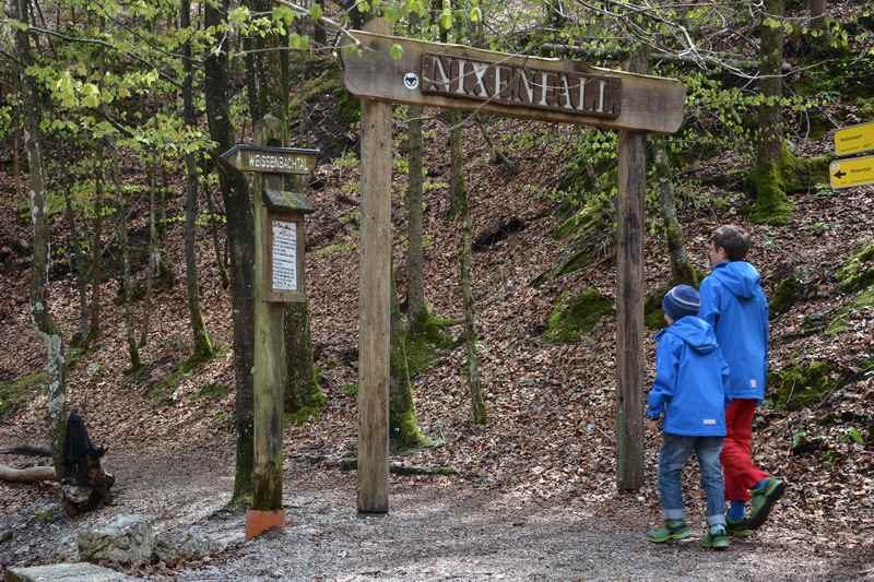 Wir wandern durch das Nixenfall Tor in Richtung Wasserfall 