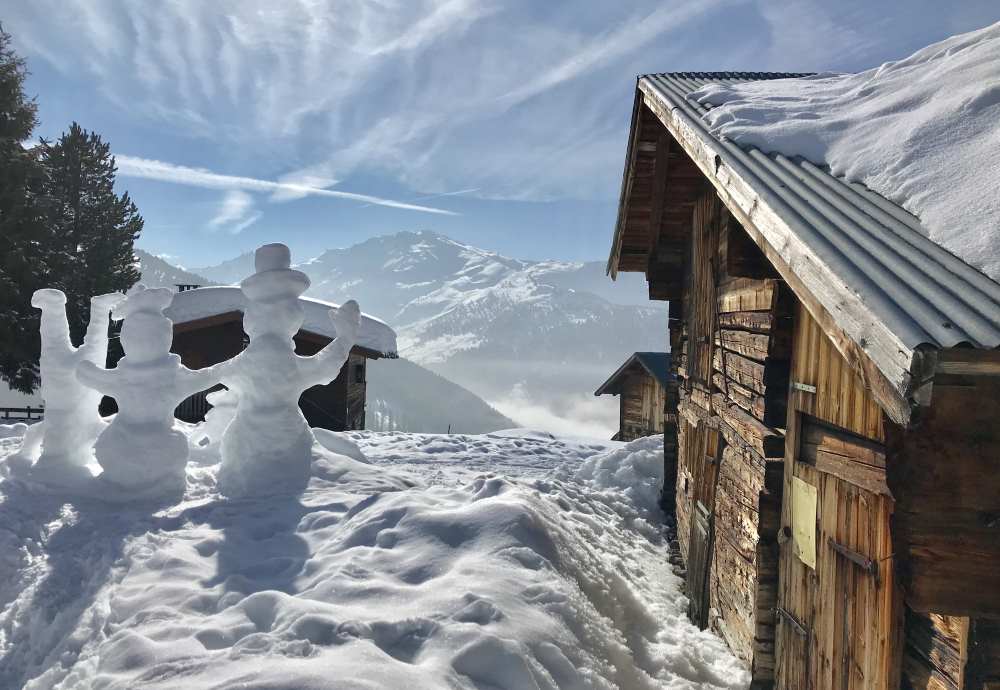 Unser Ziel: Die Nonsalm in Tirol mit den schönen Holzhütten - und der Schneemann-Familie 