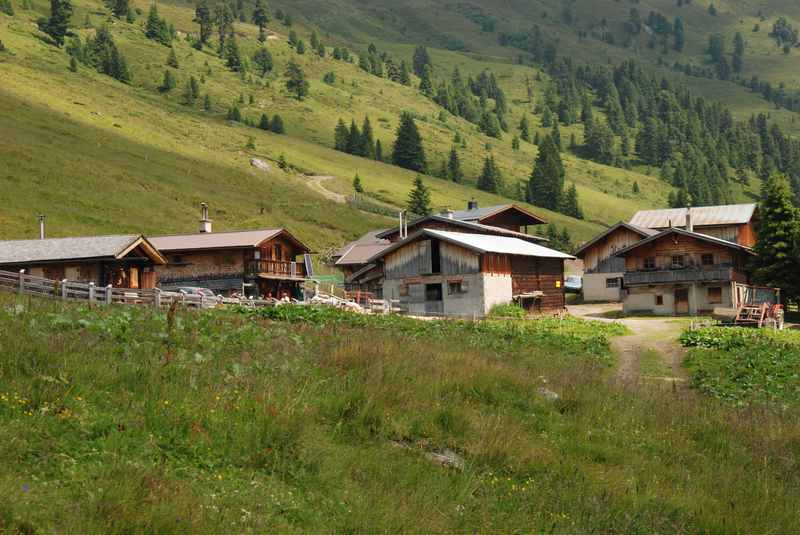 Das urige Almdorf der Nonsalm in den Tuxer Alpen 