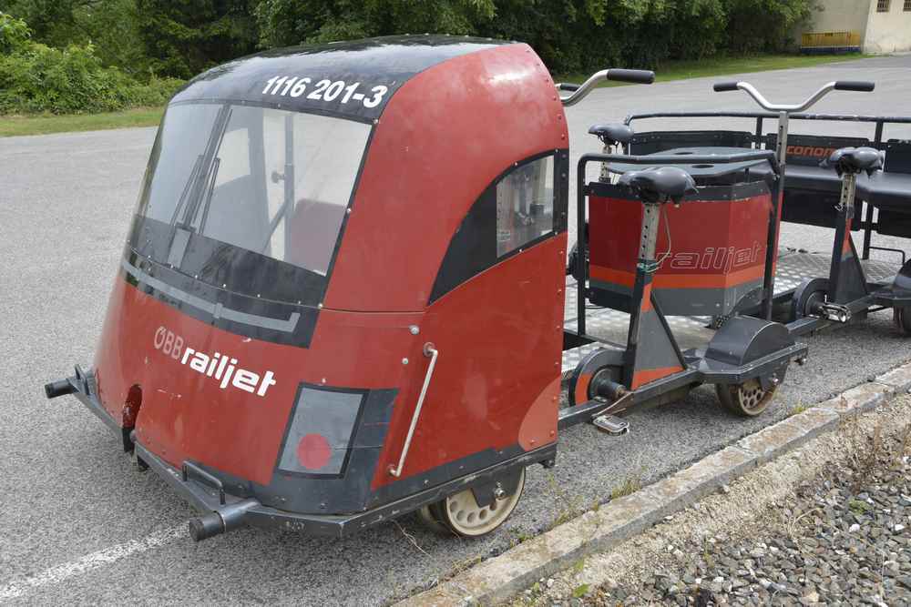  Mit der ÖBB Draisine kann eine Großfamilie auf Draisinentour gehen. Vorne können die Kleinsten aus dem Fahrerstand schauen 