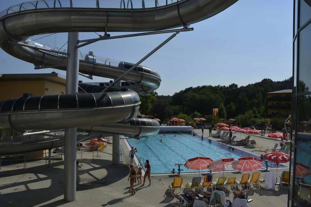 Allegria Stegersbach:  Wir gehen durch den Bademantelgang in die Therme und haben diesen Blick auf die lange Wasserrutsche 