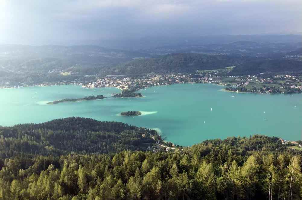 Roadtrip Österreich Highlight in Kärnten: Der Wörthersee vom Pyramidenkogel aus gesehen - tolle Farbe oder? 