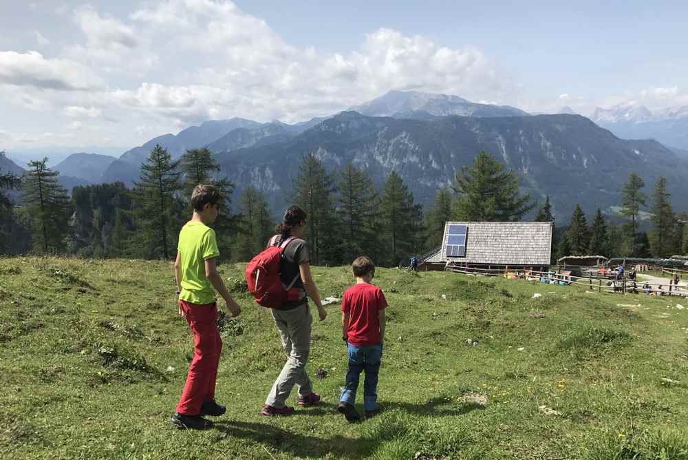 Von der Gowilalm wandern wir auf dem Wanderweg 617 hinunter - mit dieser Aussicht!