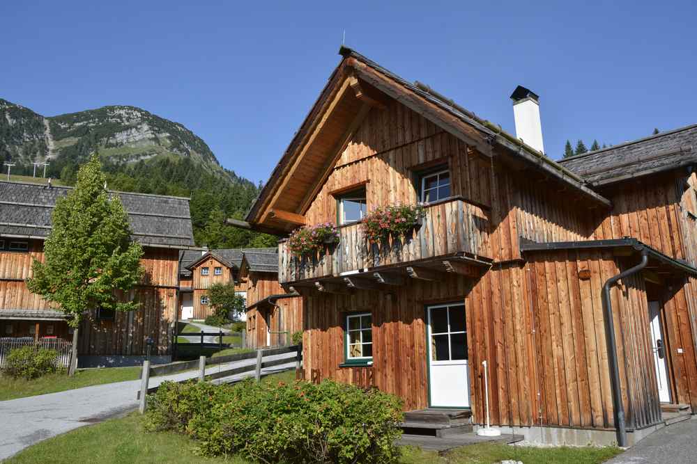 Dieses Klischee gehört zu einer Rundreise durch Österreich: Wir haben im Hüttendorf der Hagan Lodge übernachtet