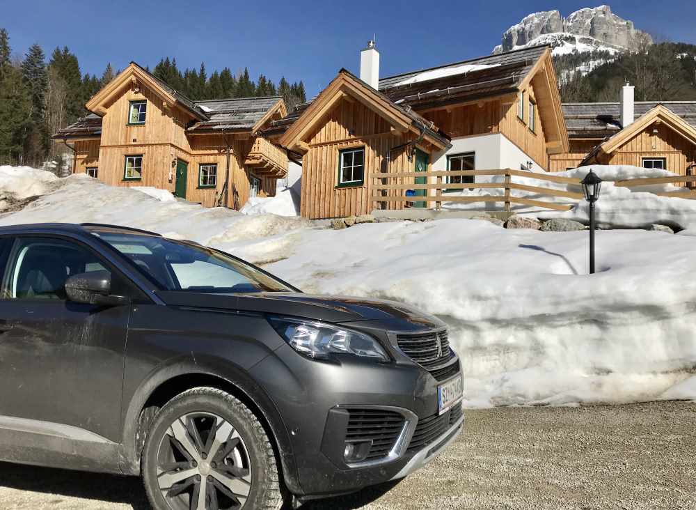 Mit dem Auto kommst du direkt zum Hagan Lodge Hüttendorf an der Piste