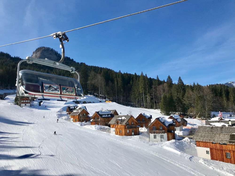 Skiurlaub mit Kindern direkt an der Piste: Vom JUFA Altaussee fährst du auf diese Skipiste im Familienskigebiet Loser