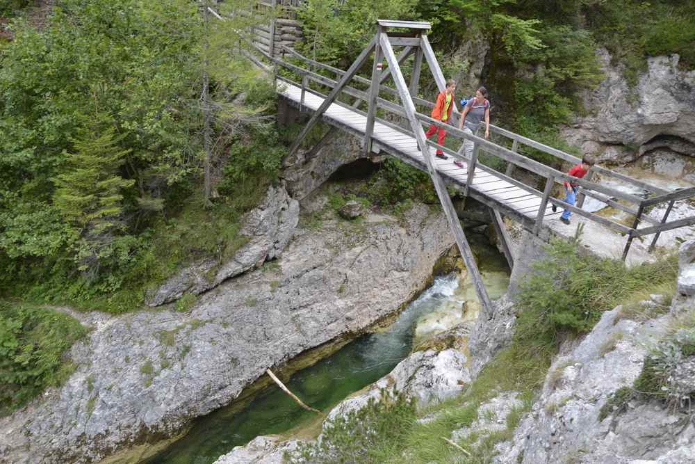 Die gewaltige Holzbrücke führt über den Ötschergraben zum Ötscherhiasl