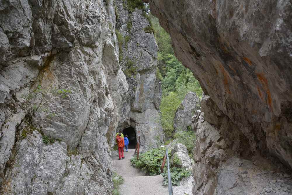 Abwechslungsreiche Wanderung: Durch die Felsentore wandern wir hinunter