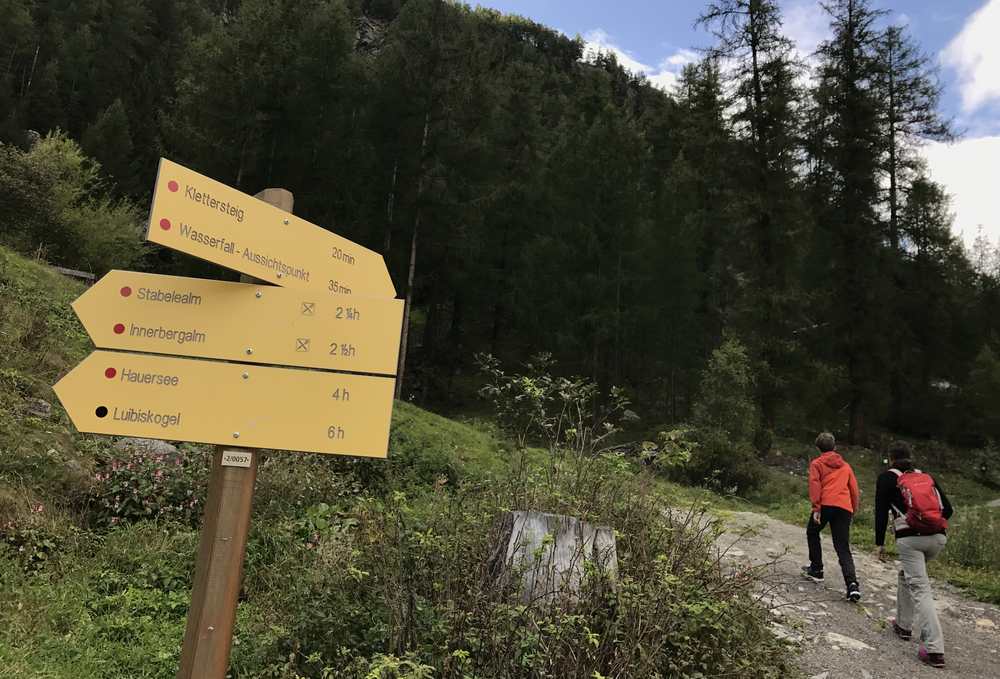 Der Einstieg in den Wasserfall Wanderweg beim Ötztal Heimatmuseum 