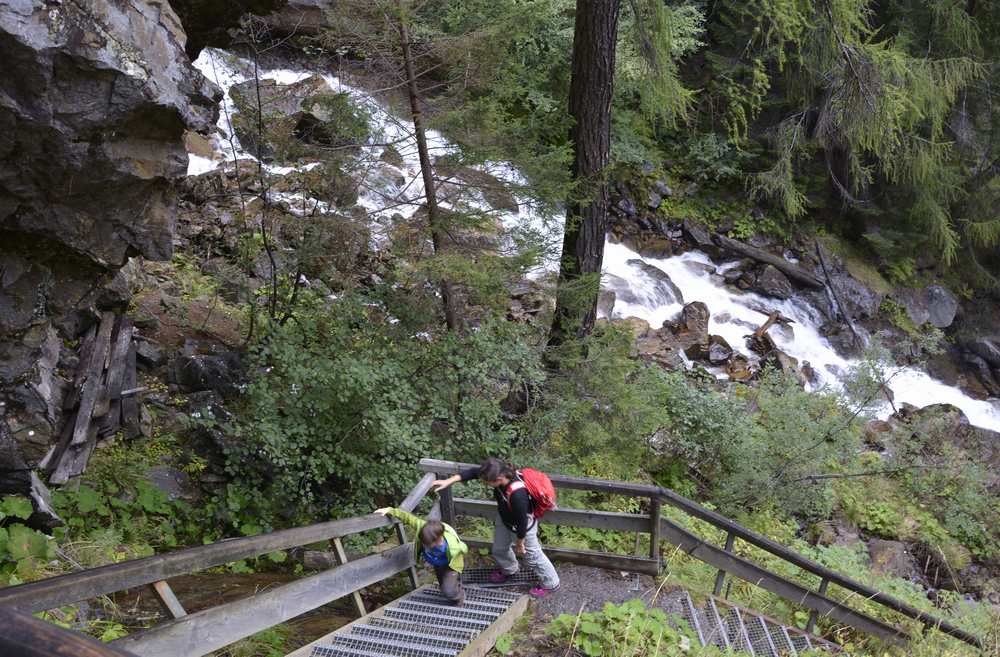 Das sind die steilen Stufen am Wanderweg neben dem Wasserfall