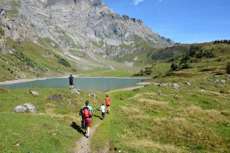 In Glarus mit Kindern am Oberblegisee - Schweiz wandern mit Kindern