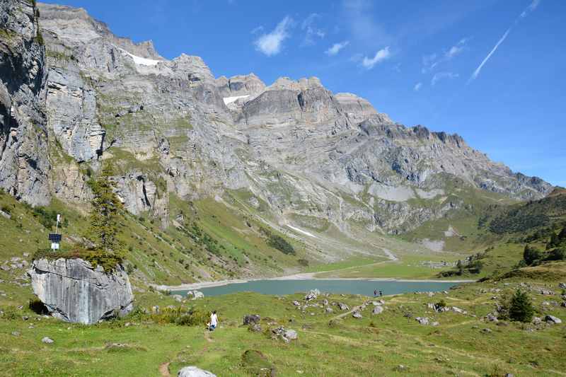 Zum Oberblegisee wandern in Braunwald, Schweiz