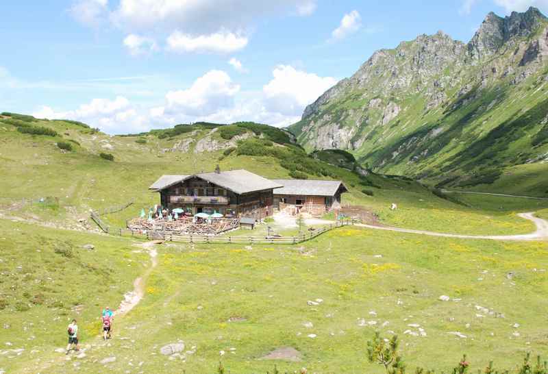 Zur Oberhütte wandern mit Kindern im Tauerngebirge - dahinter ist der Oberhüttensee