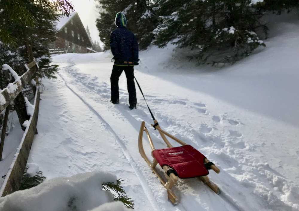 Rodelbahn Obernberger See - Durch den Tiefschnee hinauf beim Rodeln am Obernberger See in Tirol 