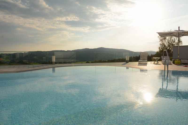 Familienhotel Oberösterreich mit viel Pool und Weitblick