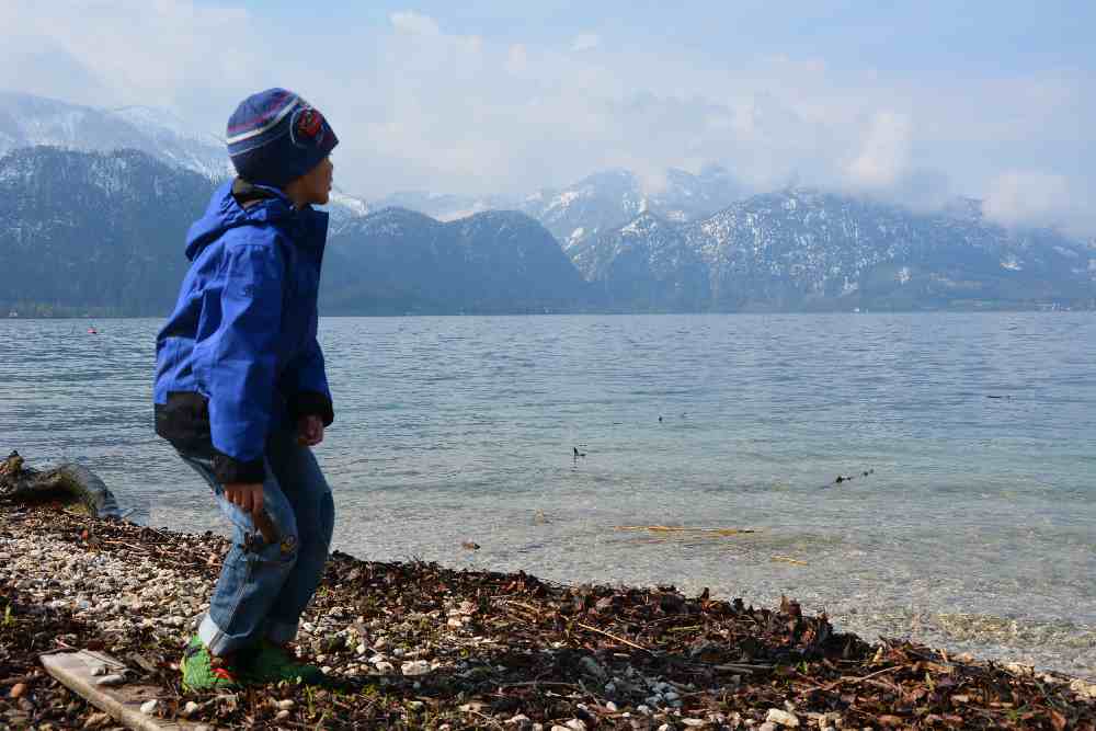 Am Attersee wandern mit Kinderwagen und unterwegs den See bewundern