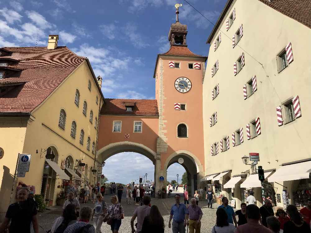 Städtereise in der Oberpfalz mit Kindern: Bei der steinernen Brücke in Regensburg