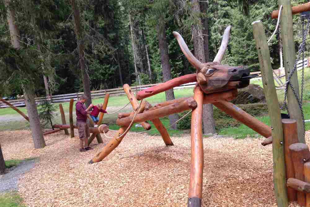 Der Spielplatz zwischen Ötztal und Kühtau - der Ochsenbrunnen. Noch ein Foto von Simone Gstraunthaler, DANKE! 