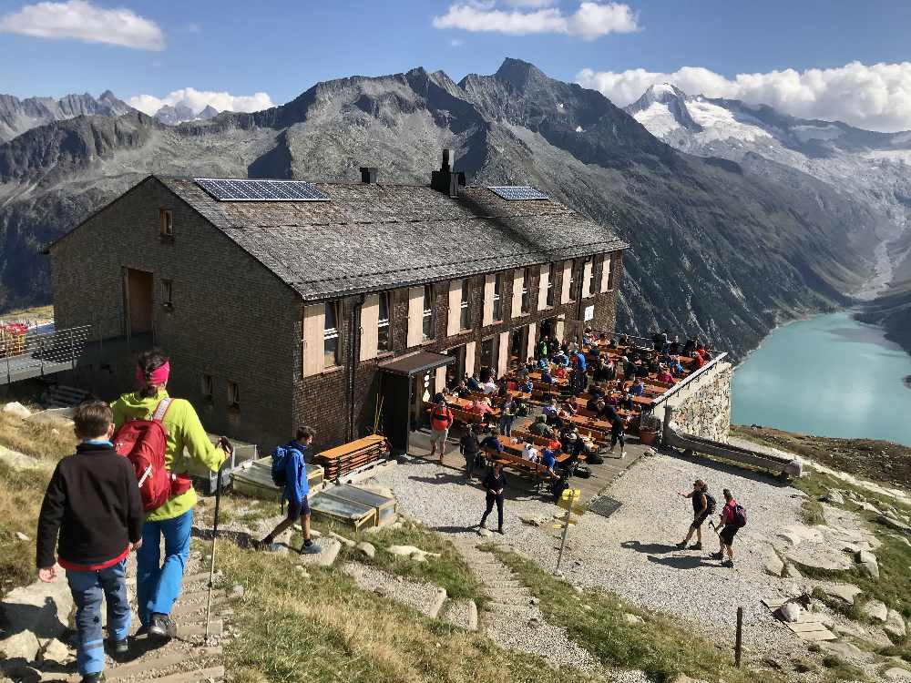 Dieser Blick ist auch bekannt: Die neue Olperer Hütte mit Gletscher und Schlegeis Speicher