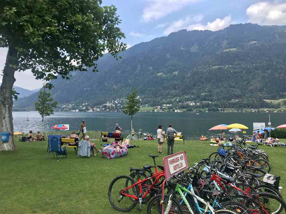 Ossiacher See radfahren und hinein in das kostenlose Strandbad - der Seezugang in St. Andrä 