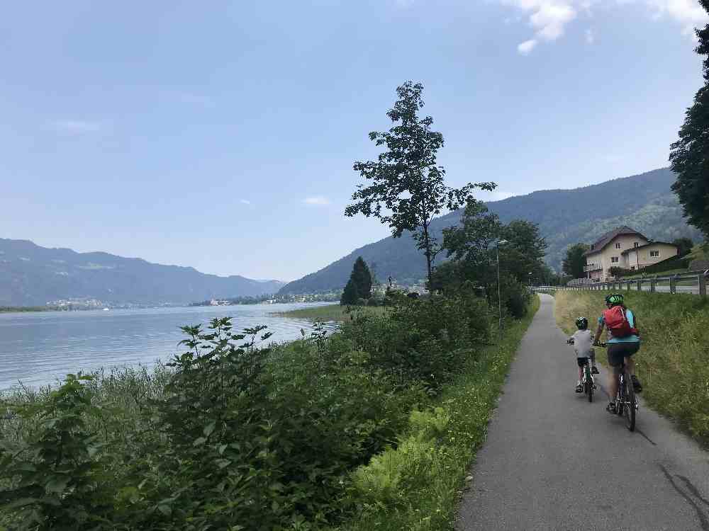 Von der Strasse getrennter Radweg: Ideal zum Radfahren mit Kindern in Kärnten