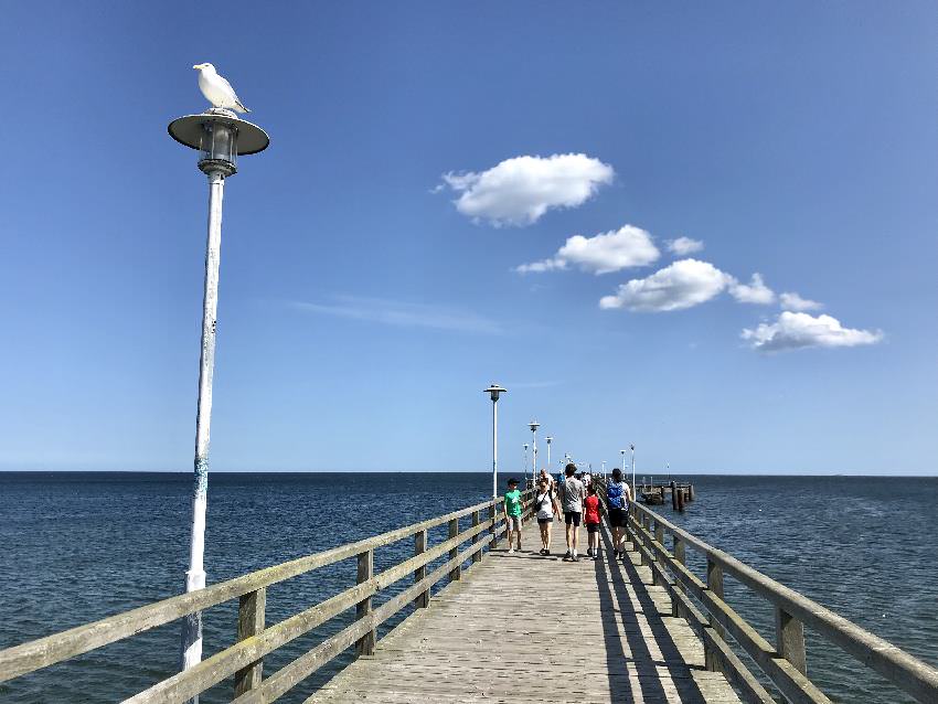 Seebrücke Usedom: ... dahinter geht es auf dem Holzsteg hinaus auf´s Meer