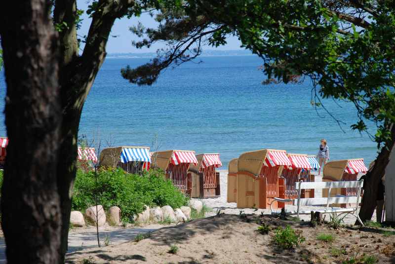 Familienurlaub Ostsee mit Strandkorb und Düne