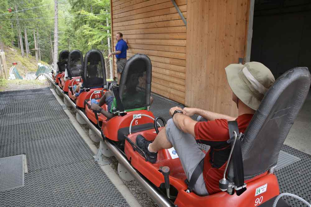 Beim Start der Rodelbahn reihen sich die Schlitten aneinander