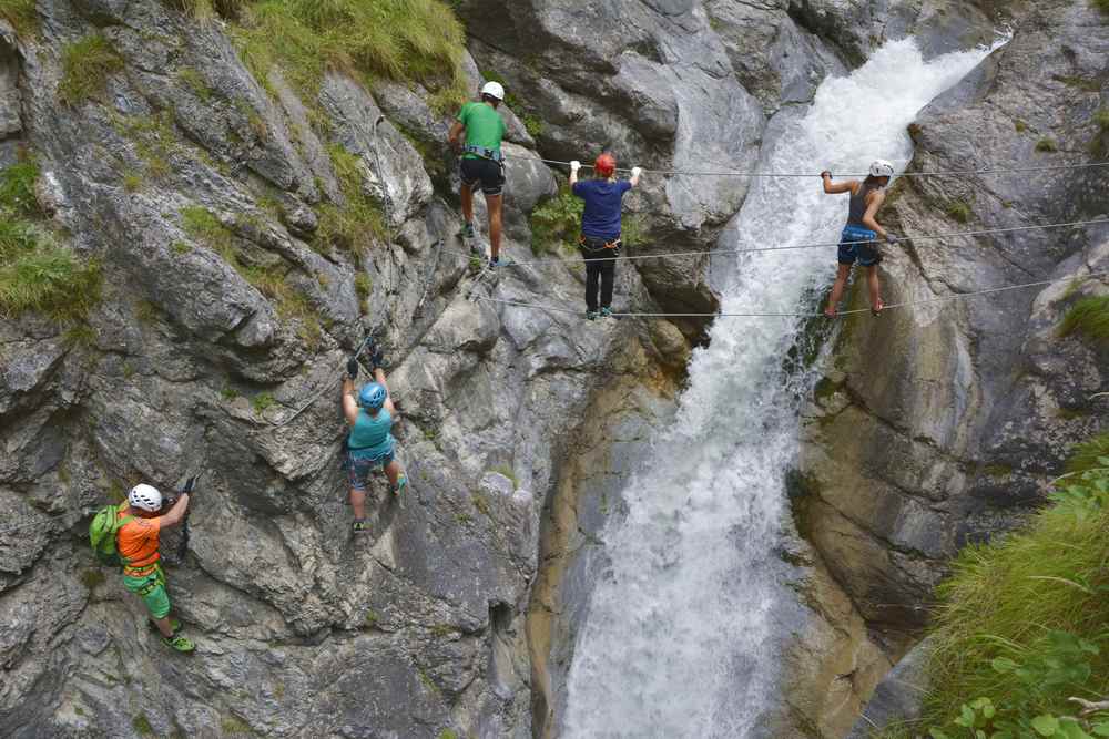 Familien können in Osttirol den Klettersteig durch die Galitzenklamm gehen oder auf dem einfachen Wanderweg wandern und die Kletterer beobachten