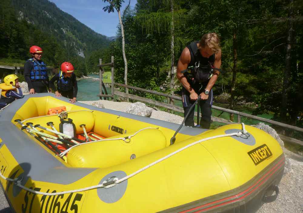 Bevor wir in die Salza steigen, wird nochmal das Raftingboot überprüft und ein bisschen aufgepumpt