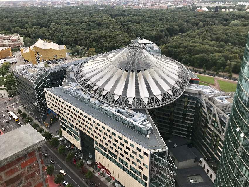 Ausblick vom "Panoramapunkt Berlin" auf das Sony Center mit dem Zeltdach
