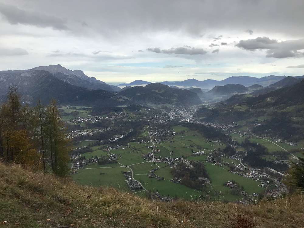 Das ist der Ausblick vom Grünstein Königssee: Auf der einen Seite haben wir noch ein schönes Panorama auf den Ort Königssee 