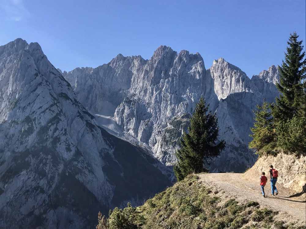 Das schöne Panorama mit dem Kaisergebirge auf dem Wanderweg zwischen der vorderen und der hinteren Ranggenalm