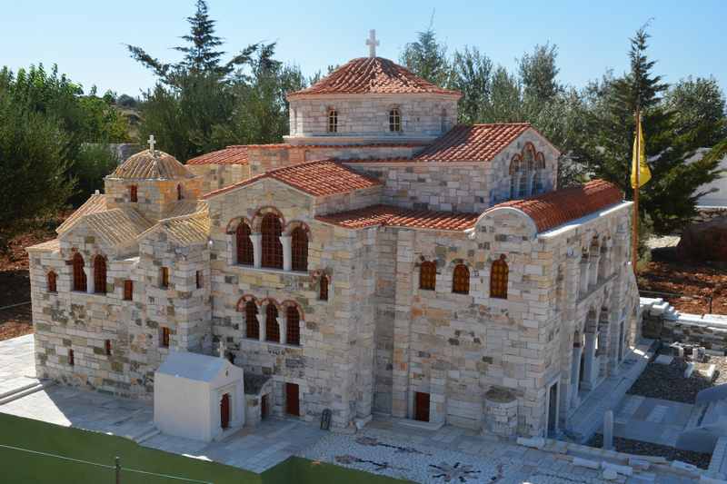 Auch die bekannte Panangia Kirche von Parikia auf Paros ist zu sehen