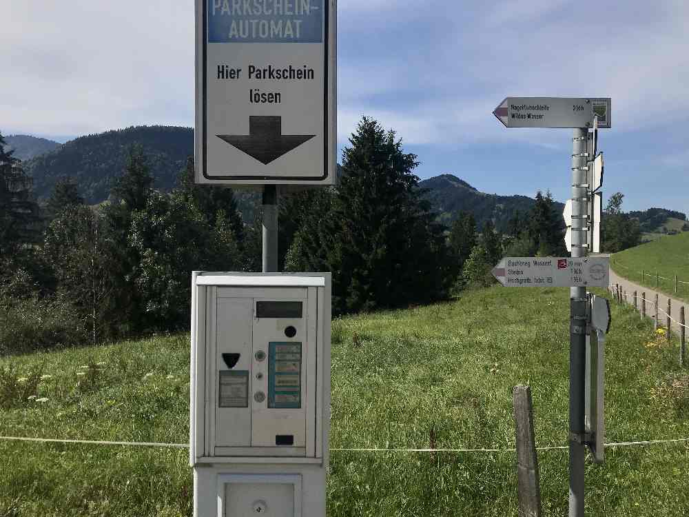 Der Buchenegger Wasserfälle Parkplatz ist kostenpflichtig - passendes Münzgeld mitnehmen! 