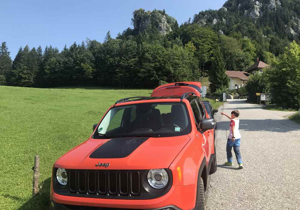 Der Parkplatz am Schober ist voll, das Parken auf der linken Fahrbahnseite erlaubt. Hier starten wir die Wanderung.