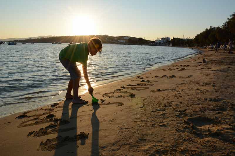 Sonnenuntergang am Sandstrand in Paros Griechenland  