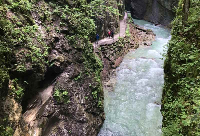 Die bekannte Partnachklamm ist neben dem Familienhotel Leiners