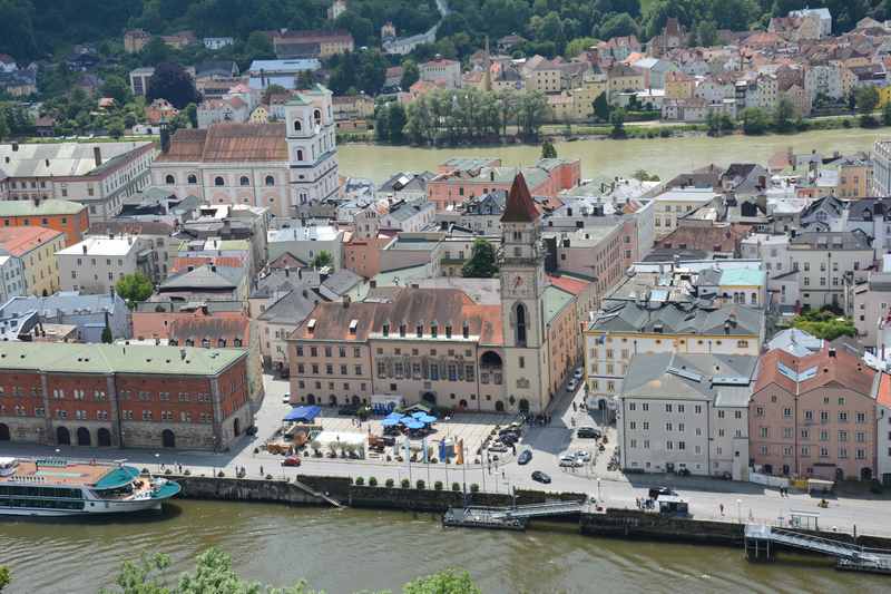 Passau mit Kindern - von der Veste aus gesehen. Vorne die Donau, hinten der Inn, dazwischen die Altstadt von Passau