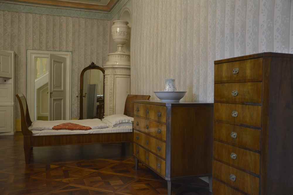 Das ist eines der Personalzimmer im Schloss Esterházy in Eisenstadt, geht über die Funktionalität hinaus.