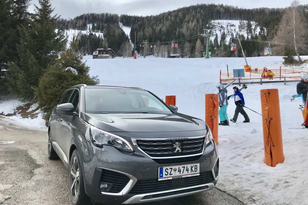 Bad Kleinkirchheim Skigebiet: Mit dem Auto können wir direkt an die Skipiste bei der Nockalmbahn fahren 