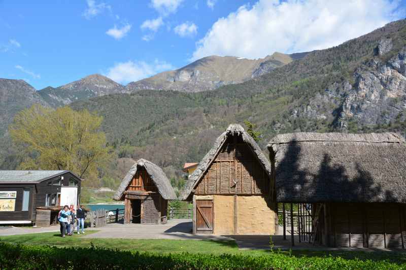 Ziel der Mountainbiketour: Die Pfahlbauten am Ledrosee 