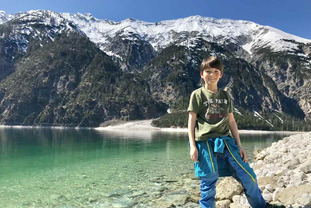 Familienurlaub an Pfingsten: Mit Kindern am See wandern - so in dieser Art könnt ihr das als Familie am Weissensee erleben! Er wird in den Sommermonaten bis zu 24 Grad warm.