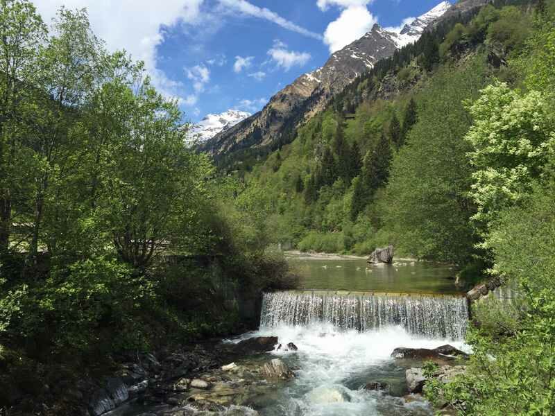  In Pflersch wandern mit Kindern, kleiner aber breiter Wasserfall am Wanderweg 