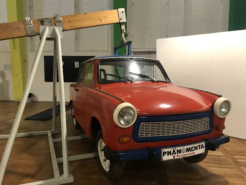 Im Phänomenta Usedom können Kinder Dank der richtigen Hebelwirkung selbst einen Trabant heben!