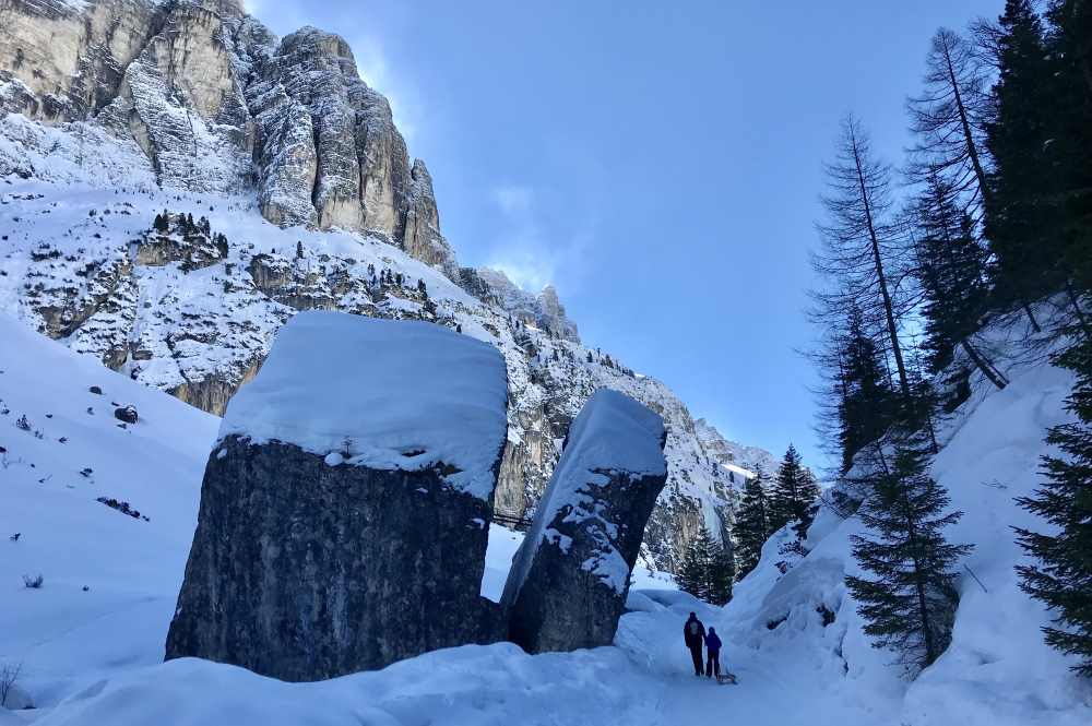 Rodeln Stubaital: Wir gehen hinauf zur Pinnisalm und erfreuen uns an dieser tollen Berglandschaft in Tirol 