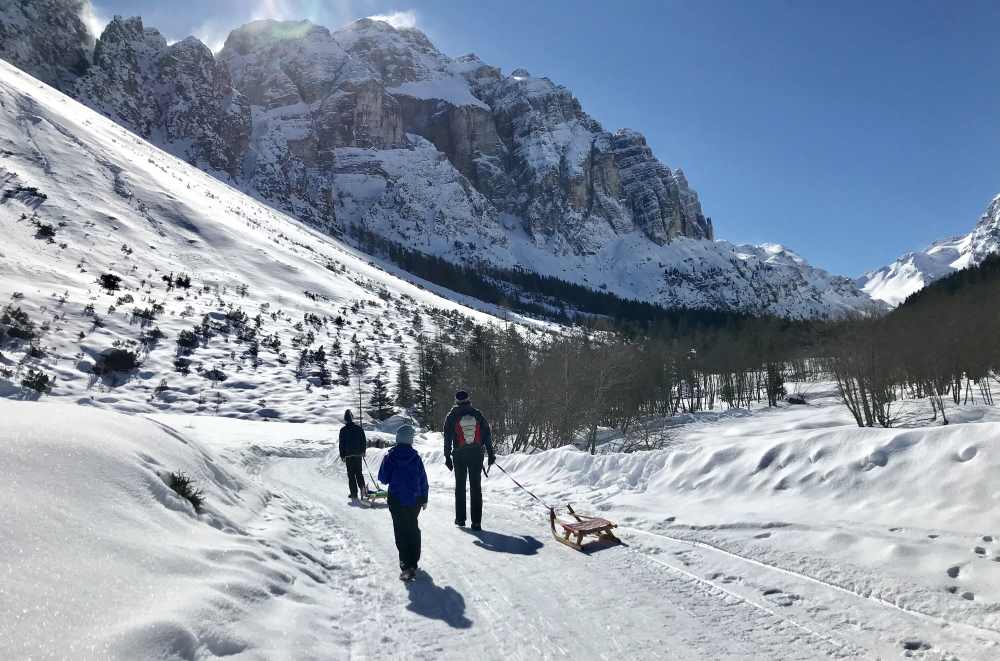 Rodeln Stubaital: So schön ist unsere Winterwanderung durch das Pinnistal in Tirol