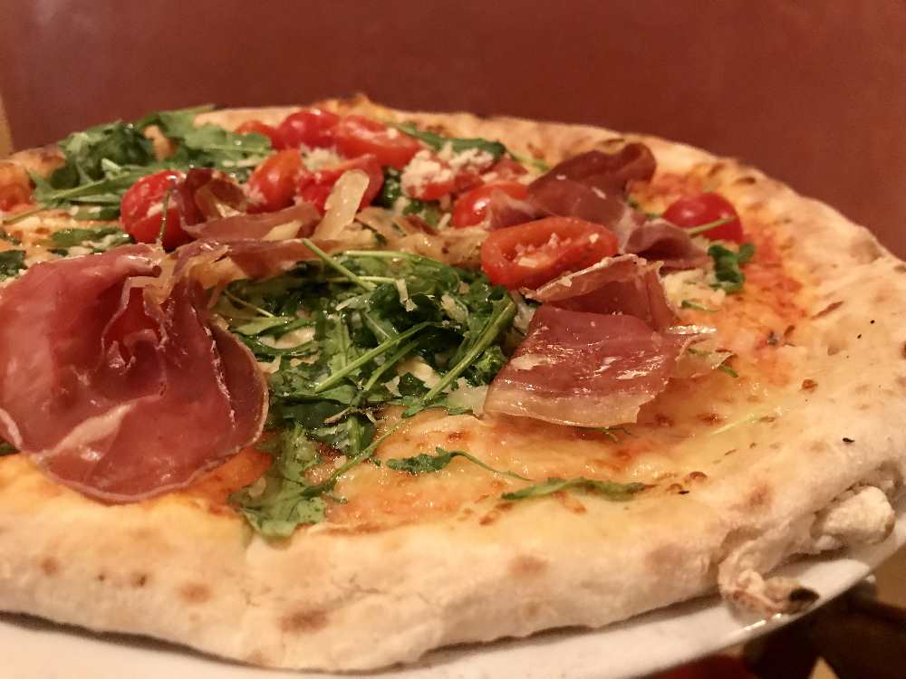 ...die super leckere Pizza im der angeschlossenen Pizzaria essen