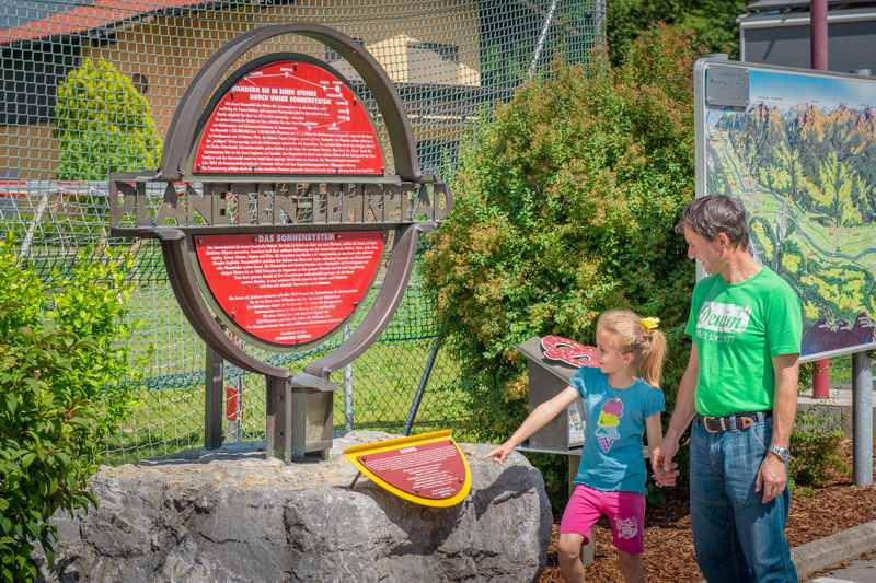 Viel Wissen und Erklärungen über die Planeten sind die Motivation den Planetenweg Tirol zu wandern mit Kindern, Foto: Martin Jaud