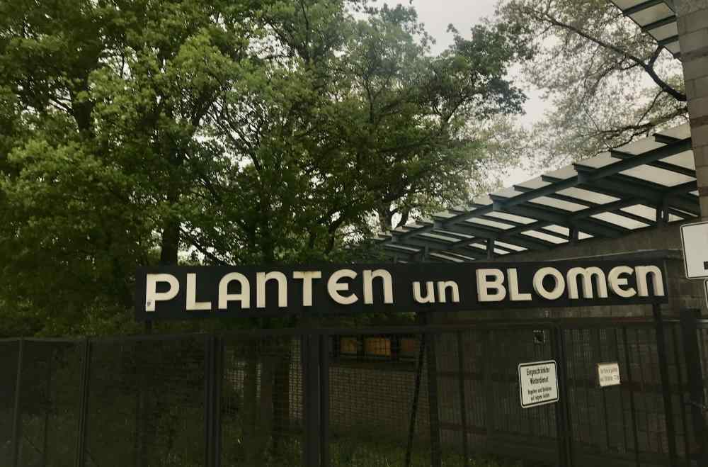 Unscheinbar ist das Schild am Eingang - Planten un Blomen in Hamburg